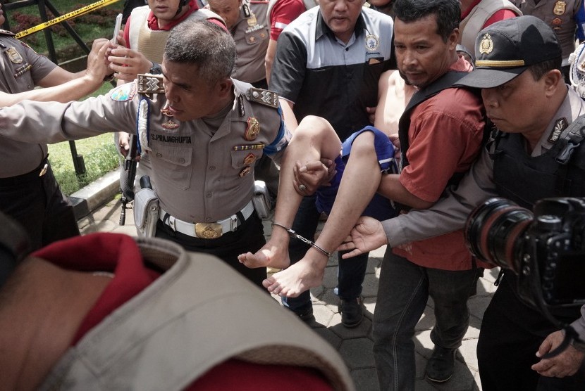 Polisi membawa tersangka penyerangan Mapolres Banyumas di Polres Banyumas, Purwokerto, Banyumas, Jateng, Selasa (11/4). 