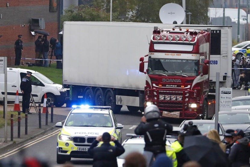 Polisi membawa truk kontainer berisi 39 jenazah dari kawasan industri di Thurrock, selatan Inggris, Rabu (23/10).