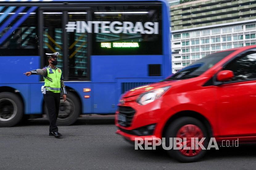 Polisi memberhentikan mobil berpenumpang yang melanggar aturan saat pemeriksaan kepatuhan Pembatasan Sosial Berskala Besar (PSBB) di kawasan Bundaran HI, Jakarta, Senin (13/4/2020). Pemeriksaan tersebut untuk memastikan setiap pengendara mobil dan motor mematuhi aturan PSBB yang diterapkan di DKI Jakarta. 
