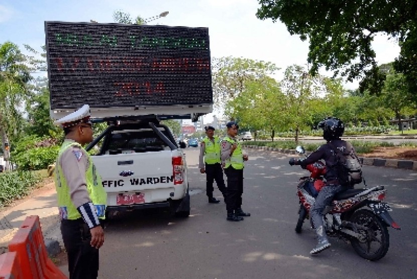 Polisi memberikan arahan pengalihan arus kepada pengguna sepeda motor di kawasan Dukuh Atas, Jakarta, Rabu (17/12).