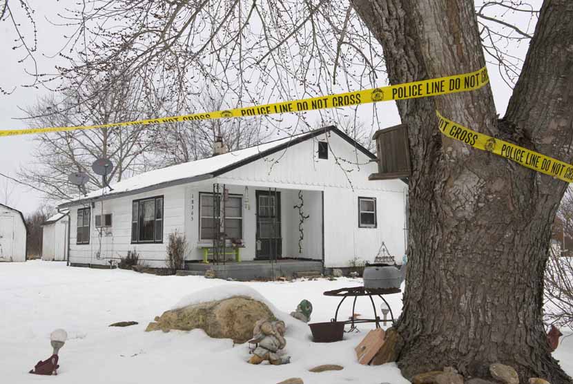 Polisi memberikan garis polisi pada tempat dimana Joseph Jesse Aldridge membunuh tujuh orang di Tyrone, Missouri, Kamis (26/2). 