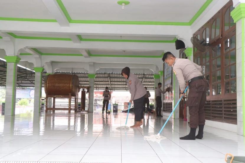  Polisi membersihkan area masjid saat kegiatan Bhakti Religi Polres Indramayu, Jawa Barat, Ahad (18/6/2023). Kegiatan Bhakti Religi digelar Polres Indramayu dalam rangka menyambut peringatan ke-77 Hari Bhayangkara. 
