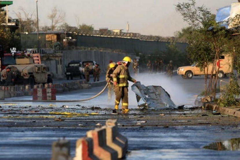 Polisi membersihkan daerah bekas ledakan bom bunuh diri di Afghanistan.