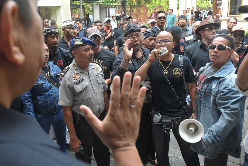 Polisi memblokade anggota organisasi massa (ormas) saat mereka berunjuk rasa terkait praperadilan kasus pembunuhan anak kecil, Angeline di Pengadilan Negeri Denpasar, Senin (27/7). 