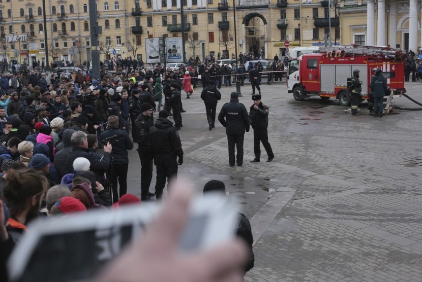 Polisi memblokir area di Sadovaya Square usai ledakan di stasiun kereta bawah tanah di St Petersburg, Rusia, (3/4).