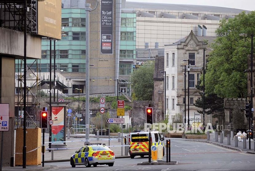 Polisi memblokir jalan dekat Manchester Arena setelah laporan ledakan di lokasi pertunjukan  Ariana Grande di Manchester, Inggris, Selasa (23/5) dini hari