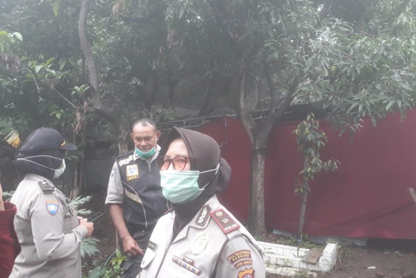Polisi membongkar makam almarhumah Lina, mantan istri komedian Sule di Sekelimus Utara 1, Kelurahan Batununggal, Bandung Kidul, Kota Bandung pada Kamis (9/1) pagi.