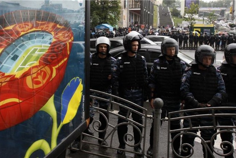 Polisi membuat barikade guna mengamankan aksi demonstrasi di kota Kiev, Ukraina, beberapa waktu lalu. 