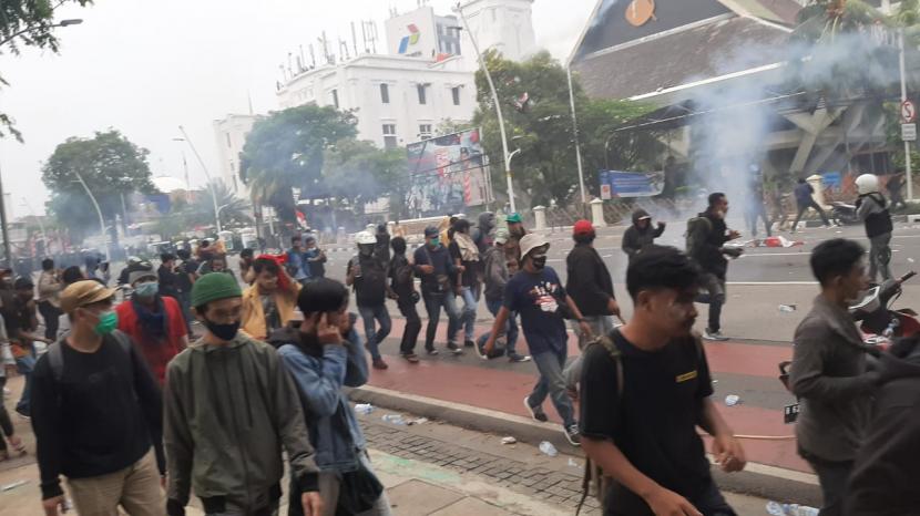 Polisi membubarkan massa di depan Markas Kostrad, Gambir, Jakarta Pusat, pada Kamis (8/10) sore. 