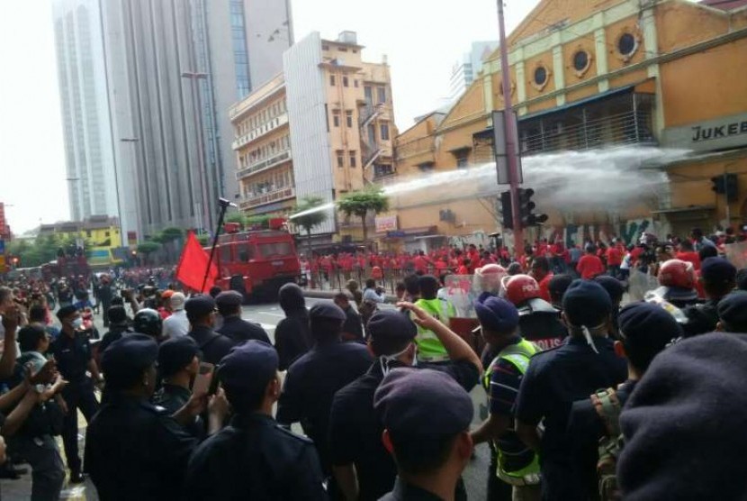 Polisi membubarkan massa pendukung PM Malaysia Najib Razak dengan semprotan air, Rabu (16/9).
