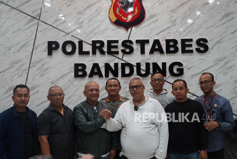 Polisi memediasi antara organisasi masyarakat (ormas) Pemuda Pancasila (PP) dengan Gerakan Rakyat Indonesia Bersatu (GRIB) Jaya di Mapolrestabes Bandung, Rabu (15/1/2025) malam usai terjadi bentrok di Kantor PP di Jalan BKR, Kota Bandung. Mereka bersepakat untuk damai demi kondusifitas Kota Bandung. 