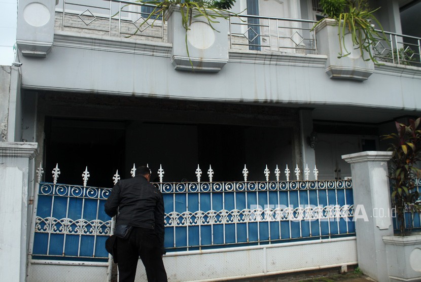 Police investigators search the house of KPK Chief Agus Rahardjo after a bag allegedly contained a pipe bomb was found hanging on the fence of Agus's house in Graha Indah Housing complex, Bekasi, West Java, Wednesday (Jan 9).Barat, Rabu (9/1/2019). 
