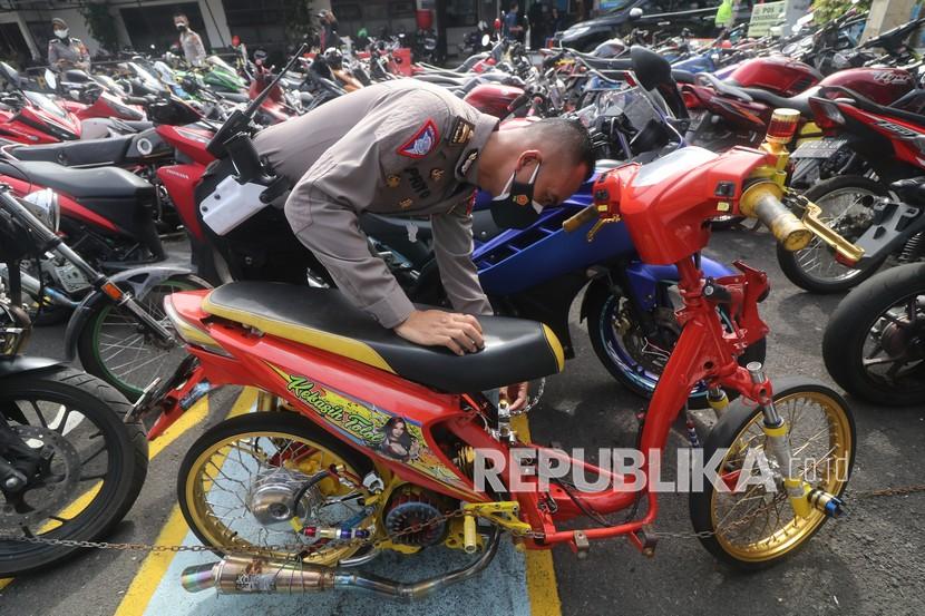 Polisi memeriksa barang bukti sepeda motor hasil razia antisipasi balap liar (ilustrasi) 