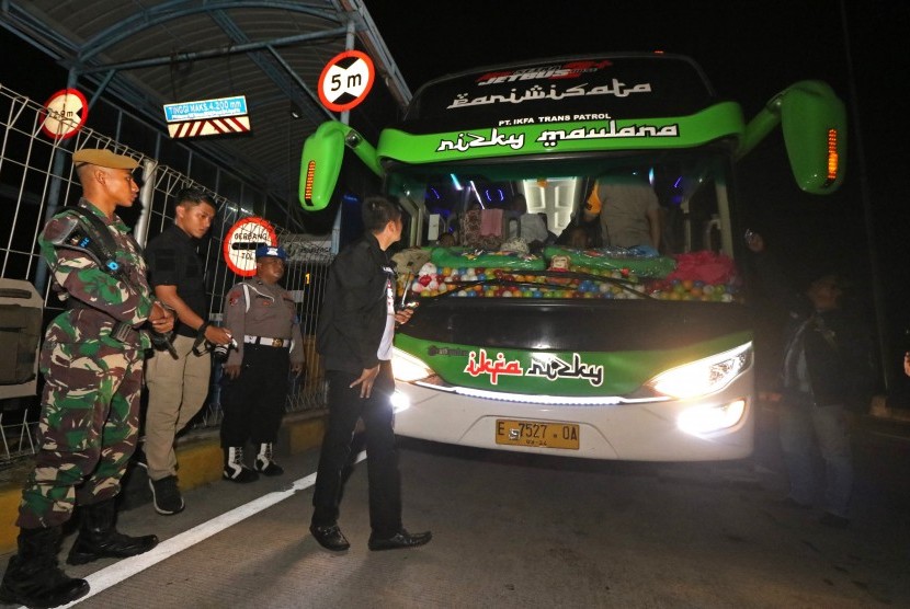 Polisi memeriksa bus yang masuk ke Surabaya (ilustrasi)