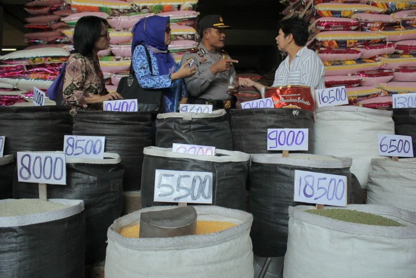 Polisi memeriksa butiran beras di Surabaya, Jawa Timur, Rabu (20/5).
