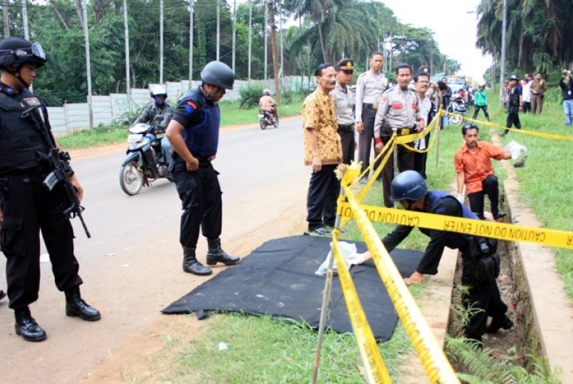 Polisi memeriksa jalan raya Puspiptek, Tangerang Selatan.