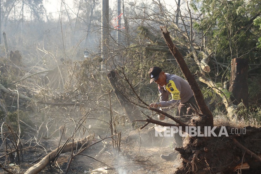Polisi memeriksa kebakaran di pos Pendakian Gunung Ijen, Paltuding, Banyuwangi, Jawa Timur, Senin (21/10/2019).
