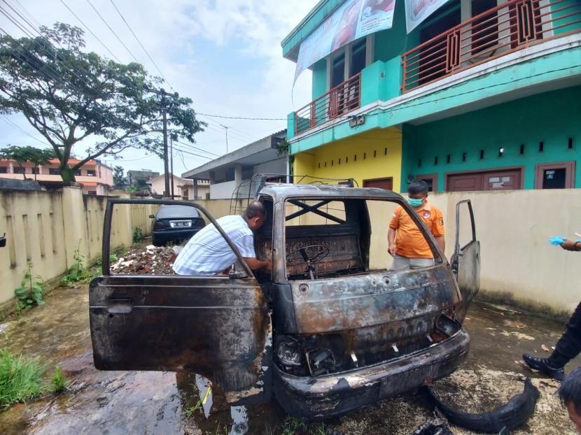 Polisi memeriksa kondisi pikap yang terbakar di Polsek Mangkubumi, Kota Tasikmalaya, Senin (26/9/2022). 