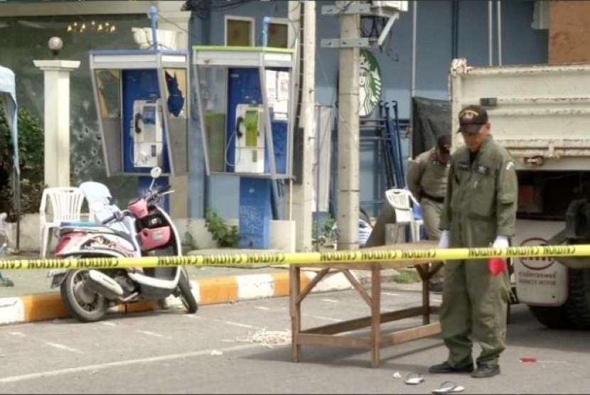Polisi memeriksa lokasi ledakan bom di Thailand. Pemerintah Thailand mengatakan serangan bom di bulan Ramadhan di daerah mayoritas Muslim tidak akan menggagalkan perundingan damai dengan pemberontak separatis.