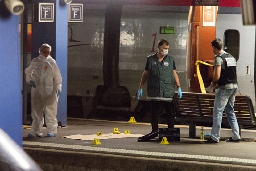 Polisi memeriksa lokasi penembakan di kereta Thalys di stasiun Arras, Prancis, Jumat (20/8).