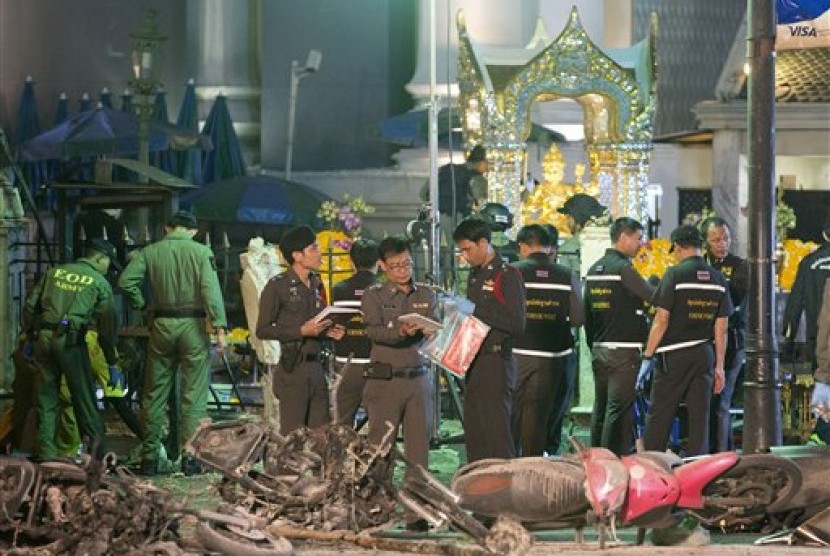  Polisi memeriksa lokasi terjadinya ledakan bom di pusat kota Bangkok, Senin (17/8). 