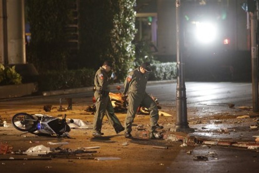  Polisi memeriksa lokasi terjadinya ledakan bom di pusat kota Bangkok, Senin (17/8). 