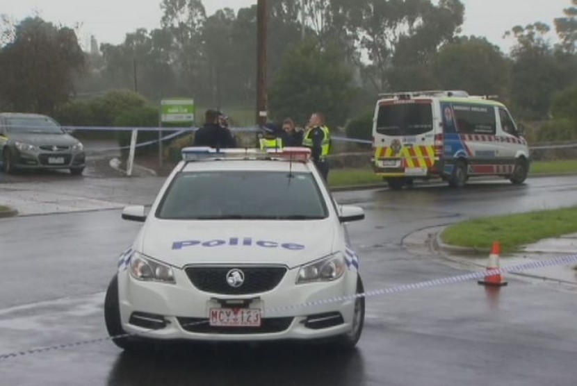  Polisi memeriksa mayat yang ditemukan dibungkus selimut di Dallas di Melbourne Utara.  