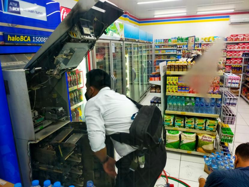 Polisi memeriksa mesin ATM di Indomaret, Jalan Perintis Kemerdekaan, Kelurahan Sambongjaya, Kecamatan Mangkubumi, Kota Tasikmalaya. Dilaporkan sebelumnya, mesin ATM itu dibobol oleh pencuri. (ilustrasi)