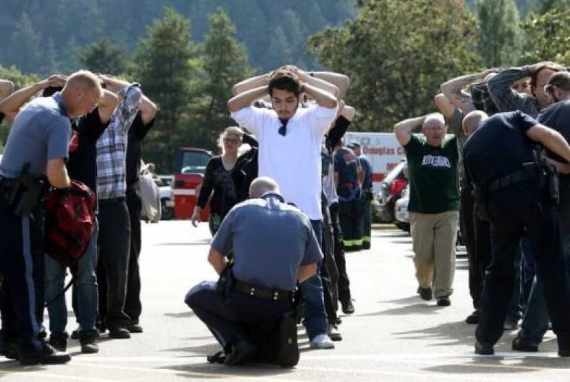 Polisi memeriksa para siswa usai penembakan di kampus  Umpqua Community College di Roseburg, Oregon, AS, Kamis (1/10).