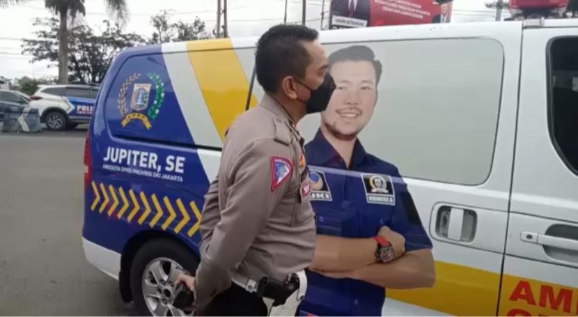 Polisi memeriksa pengemudi ambulans berstiker partai yang melaju lawan arah di Jalur Puncak Bogor, Jumat (23/12/2022). 