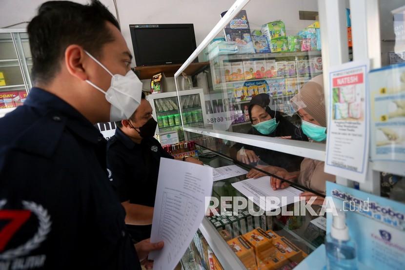 Polisi memeriksa penjualan jenis obat yang diatur dalam SK Menkes RI No. HK.01.07/MENKES/2021 tentang Harga Eceran Tertinggi (HET) dalam masa pandemi COVID-19 saat sidak di salah satu apotek di Blitar, Jawa Timur, Rabu (7/7/2021). Selain melakukan pemantauan terhadap penjualan 11 jenis obat di sejumlah apotek di daerah itu, Satreskrim Polres Blitar juga memeriksa ketersediaan dan penyaluran oksigen di sejumlah distributor pengisian oksigen. 