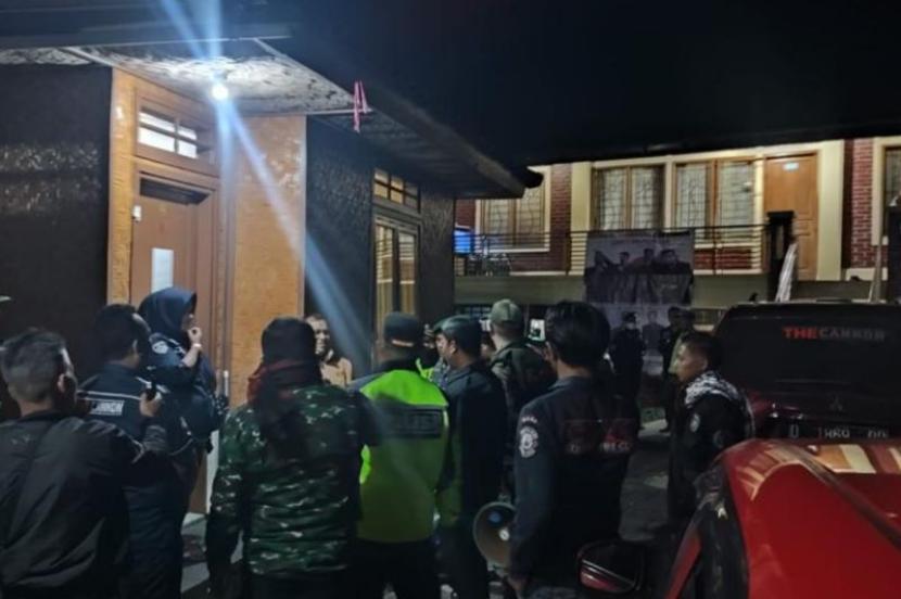 Polisi memeriksa rumah warga yang disewakan dan disalahgunakan untuk praktik prostitusi di Kecamatan Cikajang, Kabupaten Garut, Jawa Barat. (ANTARA/HO-Polres Garut)