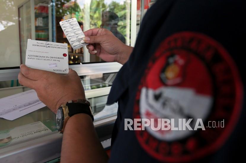 Polisi memeriksa salah satu jenis obat yang diatur dalam SK Menkes RI No. HK.01.07/MENKES/2021 tentang Harga Eceran Tertinggi (HET) dalam masa pandemi COVID-19 saat sidak di salah satu apotek di Blitar, Jawa Timur, Rabu (7/7).