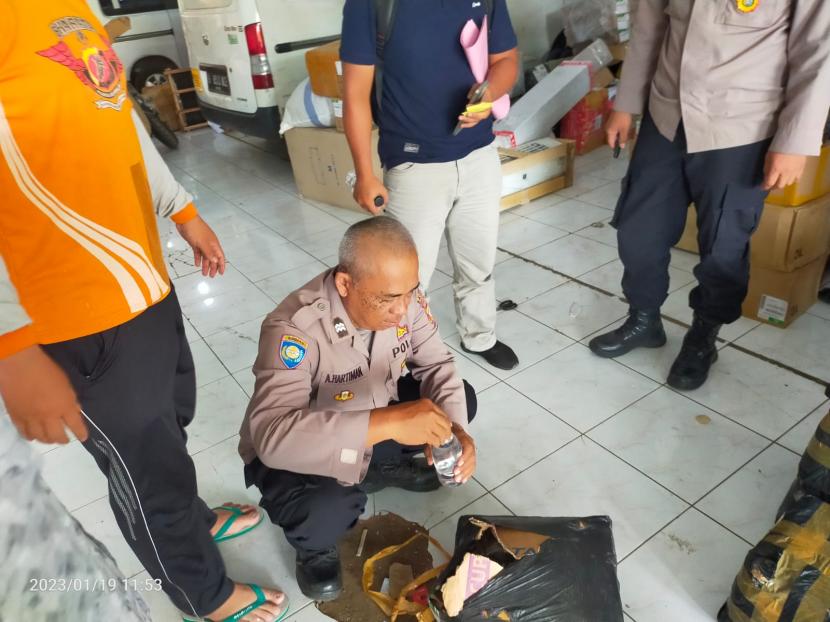 Polisi memeriksa sebuah paket di gerai J&T, Jalan Perintis Kemerdekaan, Kecamatan Kawalu, Kota Tasikmalaya, Kamis (19/1/2023). Setelah diperiksa, paket itu berisi barang diduga miras jenis ciu. 