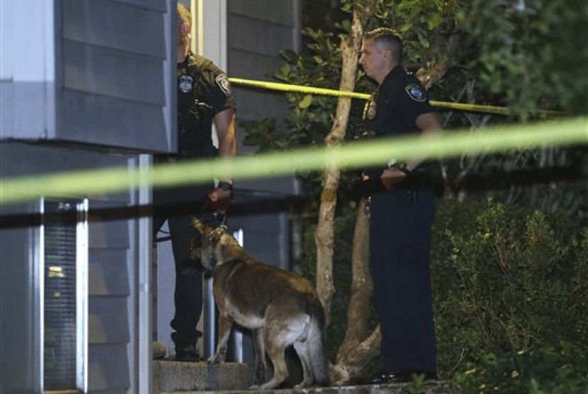 Polisi memeriksa sebuah rumah di Roseburg, Oregon, Kamis malam (1/10) terkait penembakan di sebuah kampus.