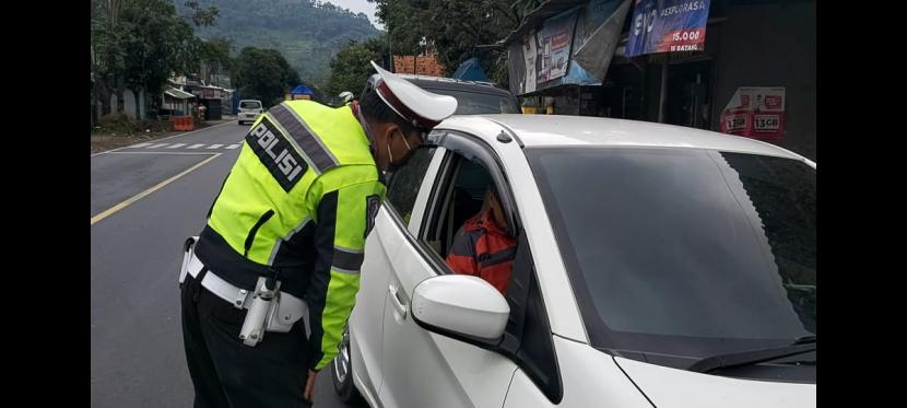 Polisi memeriksa kendaraan yang masuk ke wilayah Garut di Jalan Raya Limbangan, Jumat (24/4).