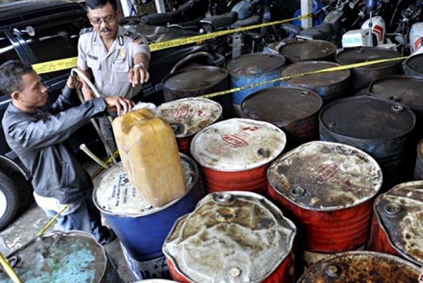 Polisi memeriksa seorang pedagang pengecer bahan bakar minyak (BBM), di Polres angli, Bali, Rabu (28/3) (Foto: Antara/Nyoman Budhiana)