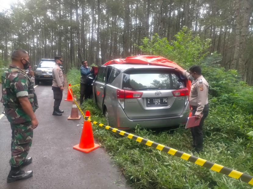Polisi memeriksa TKP peristiwa mobil tertimpa pohon di wilayah Karaha Bodas, Kecamatan Kadipaten, Kabupaten Tasikmalaya, Jumat (15/7/2022). 