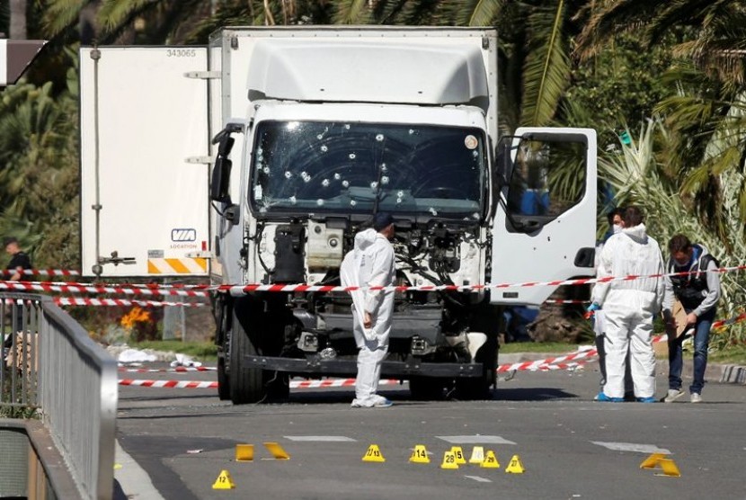 Polisi memeriksa truk yang digunakan menabrak kerumunan orang di Nice.