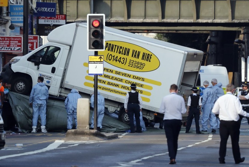 Polisi memeriksa van putih yang menabrak pejalan kaki usai shalat di Masjid Finsbury Park, London, Inggris.