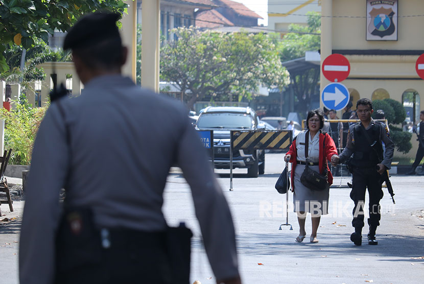 Polisi memgevakuasi Pegawai Negeri Sipil dari Polrestabes Surabaya setelah terjadi ledakan, Surabaya, Jawa Timur, Senin (14/5).