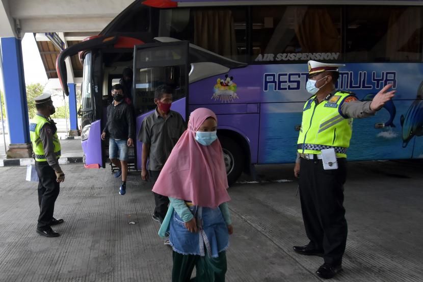 Polisi meminta penumpang turun dari dalam bus untuk mengikuti tes cepat antigen saat pemeriksaan di Terminal Tipe A Mengwi, Badung, Bali (ilustrasi)
