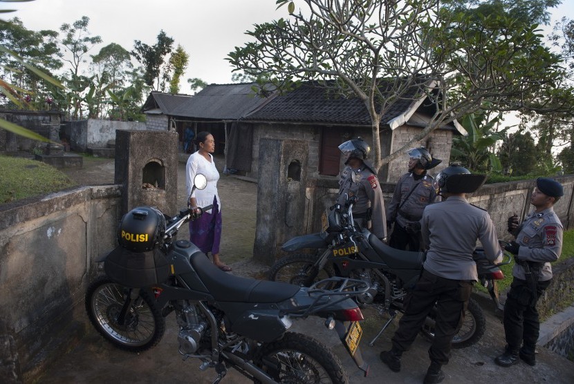 Polisi meminta warga untuk segera mengungsi setelah terjadinya peningkatan aktifitas Gunung Agung di Desa Temukus yaitu desa yang berjarak sekitar tiga kilometer dari puncak gunung itu di Karangasem, Bali, Kamis (21/9).