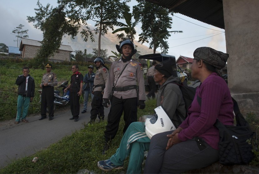 Polisi meminta warga untuk segera mengungsi setelah terjadinya peningkatan aktifitas Gunung Agung di Desa Temukus yaitu desa yang berjarak sekitar tiga kilometer dari puncak gunung itu di Karangasem, Bali, Kamis (21/9).