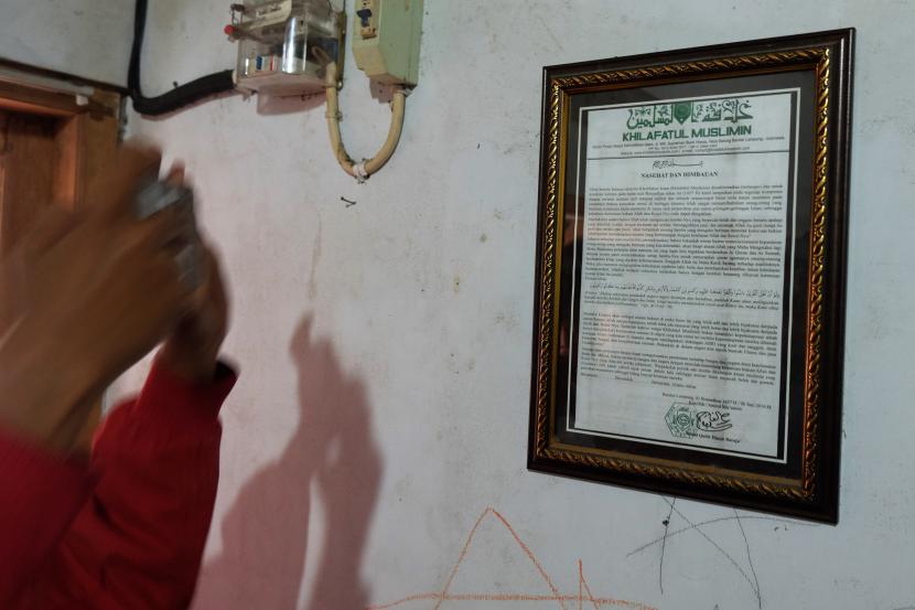 Polisi memotret dokumen Khilafatul Muslimin dari rumah warga yang sekaligus digunakan sebagai kantor cabang kelompok tersebut di Solo, Jawa Tengah, Kamis (9/6/2022). Kegiatan tersebut sebagai upaya menghentikan penyebaran paham kelompok khilafatul Muslimin yang membahayakan Ideologi Pancasila.