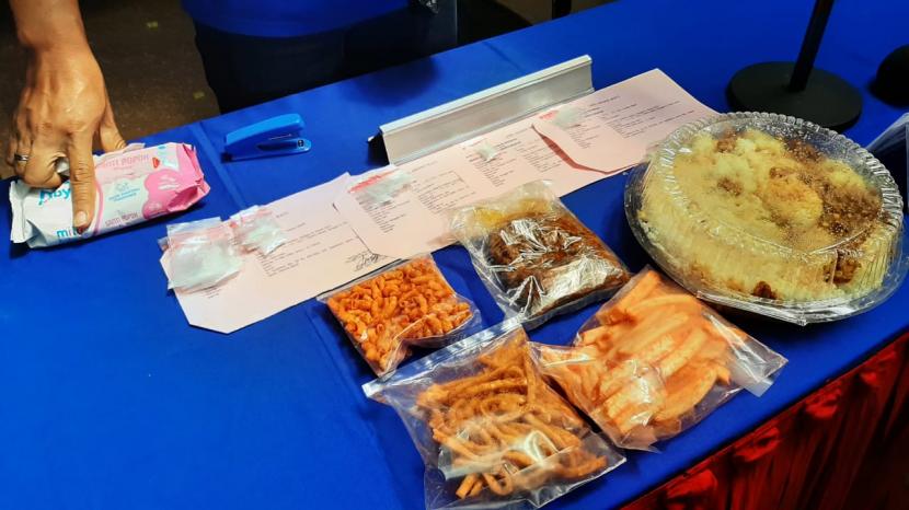 Polisi memperlihatkan barang bukti makanan yang digunakan dua kurir ke dalam Markas Polres Jakarta Selatan, Selasa (2/3).