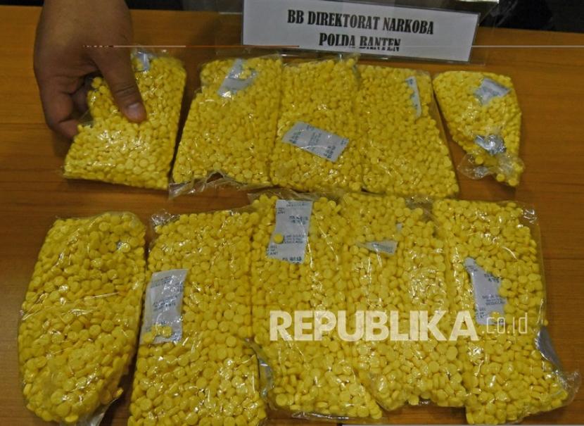 Polisi memperlihatkan barang bukti pil hexymer saat rilis penangkapan tersangka pengedar narkoba (ilustrasi).