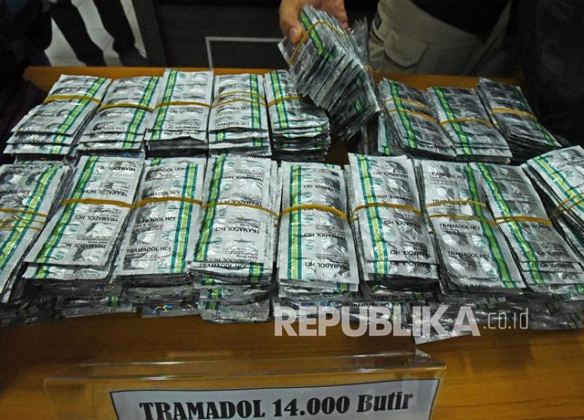 Polisi memperlihatkan barang bukti ribuan pil tramadol (ilustrasi)