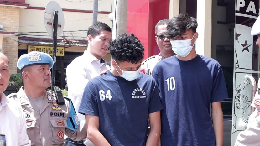 Polisi memperlihatkan dua orang pelaku pengeroyokan terhadap dua orang pemuda di Jalan Ciparay, Kabupaten Bandung, Senin (22/4/2024). Empat orang pelaku lainnya tidak ditampilkan karena masih di bawah umur. 
