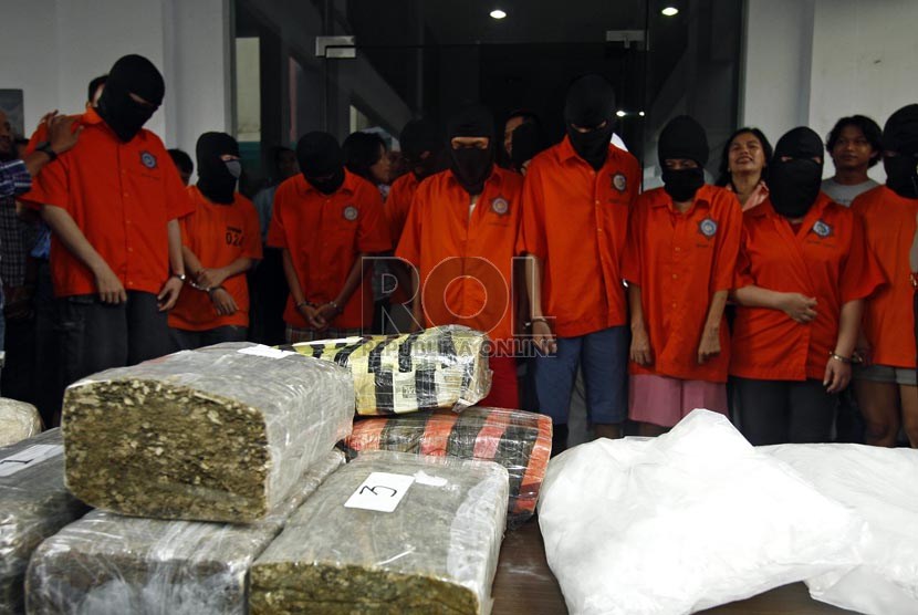    Polisi memperlihatkan tersangka beserta barang bukti kasus narkoba di Polda Metro Jaya, Jakarta Pusat, Senin (28/1).  (Republika/Adhi Wicaksono)